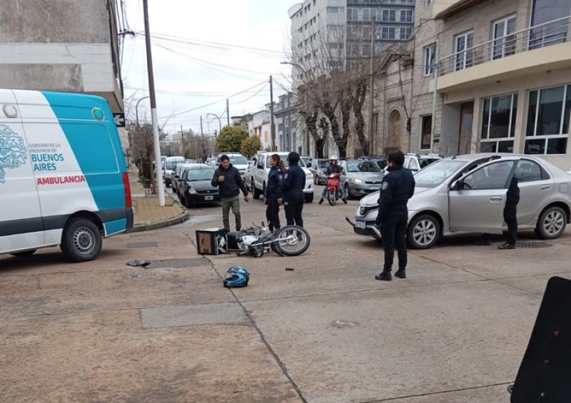Una motociclista herida tras un choque con un auto